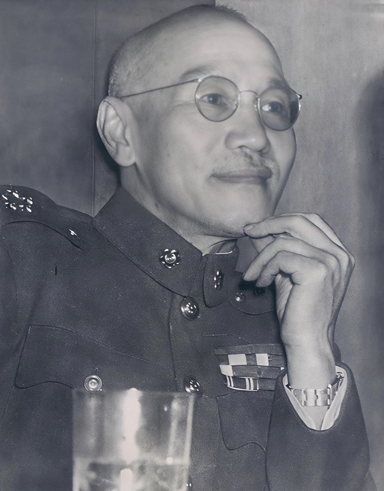很多人以为蒋介石退守台湾后就很少穿正式军装出镜，实则这张托腮军装照，是他晚年最常