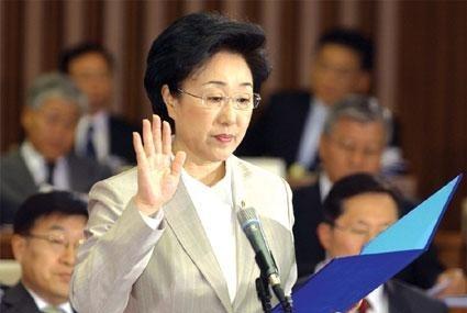 近日，东亚政坛迎来了一次不小的震动。7月1日，李在明正式颁发任命状，批准韩圣淑出