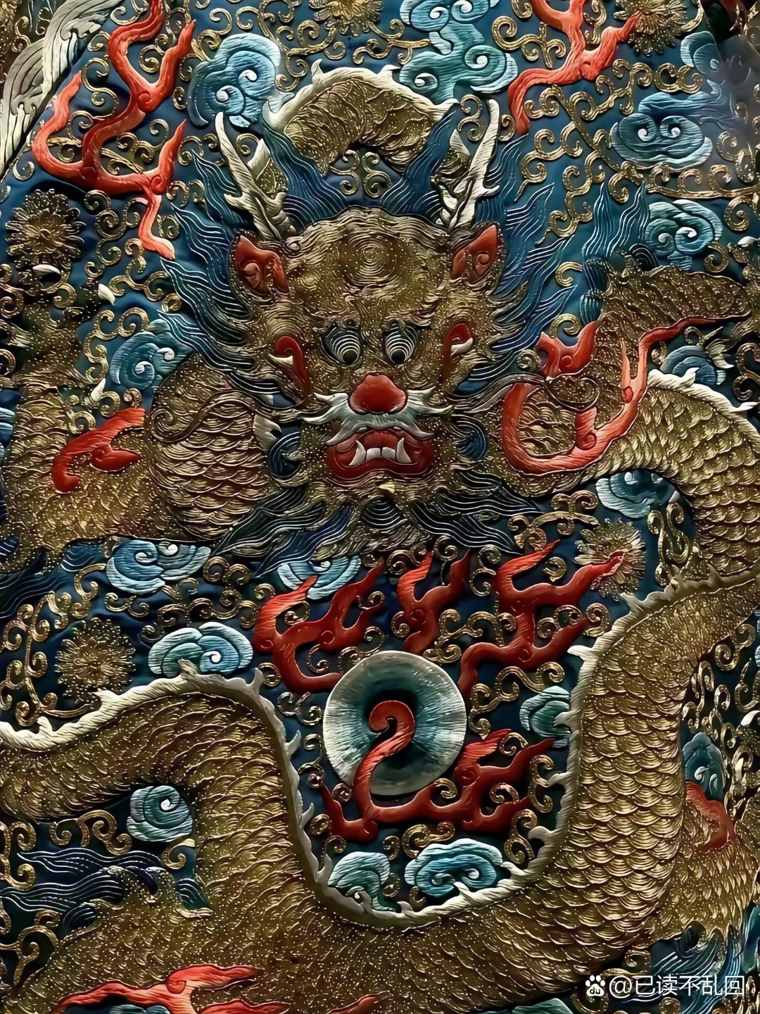 大英博物馆里的中国龙袍 