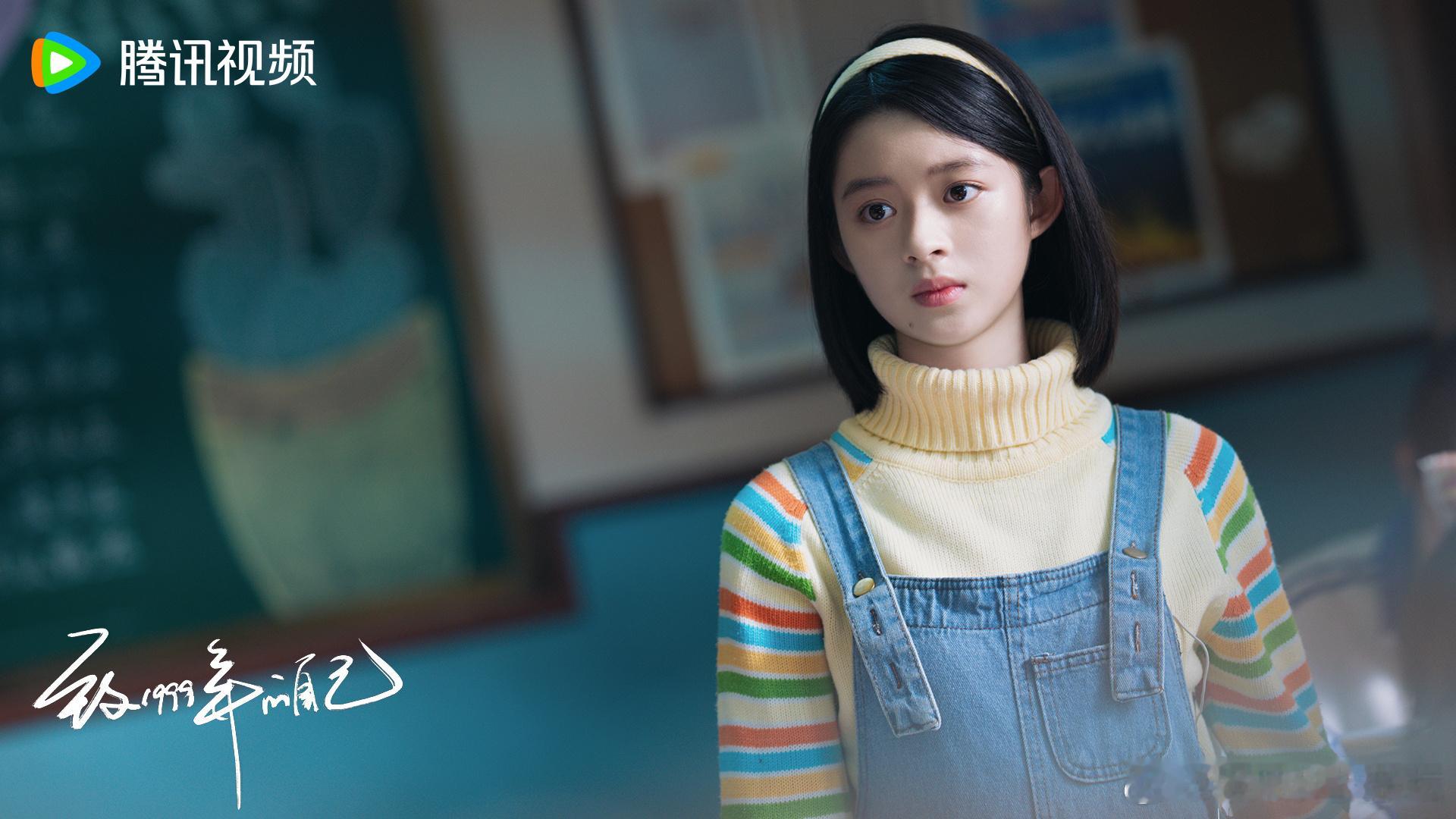 #黄杨钿甜05后都演85后了# 妹妹这复古造型简直美翻了！穿上85后的衣服，她就