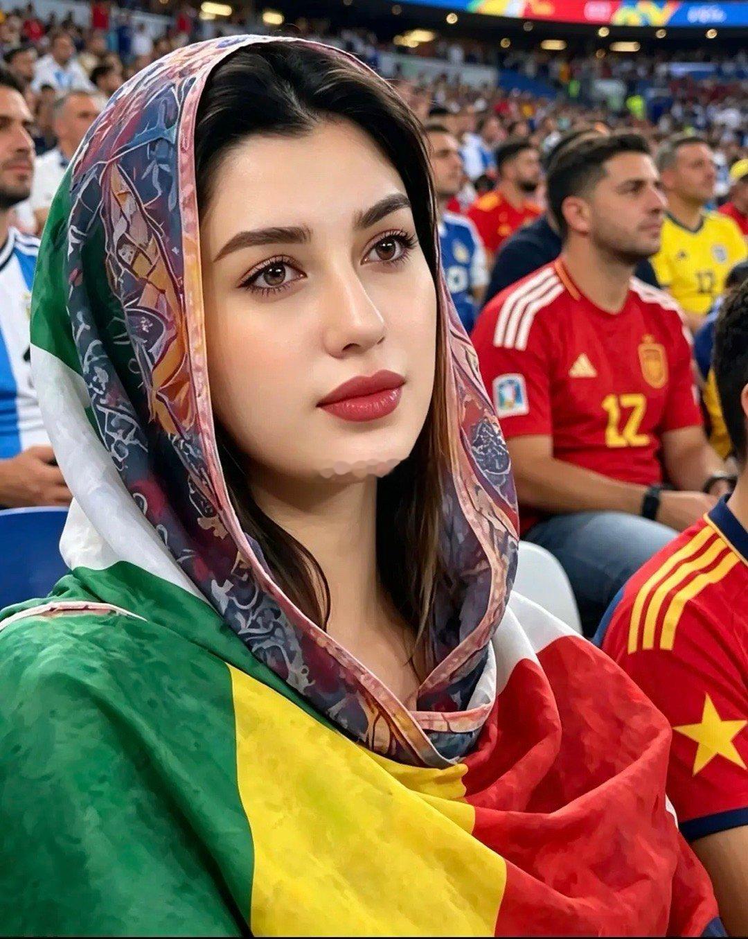 世界杯最绝女球迷火了！五官精致到像建模，一抬头惊艳全场世界杯的赛场从不缺少激情与