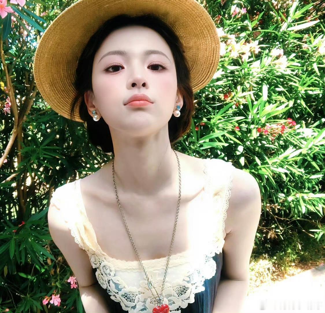 杨超越完全头像大户杨超越这波图也太能打了吧！每张都想存成头像，风格还特多变，甜的