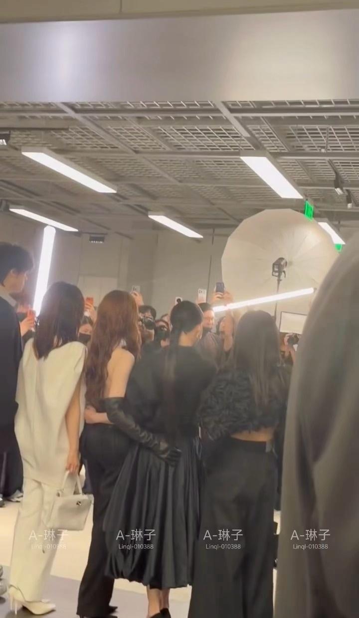 [舔屏]杨超越看起来很好搂 ​​​