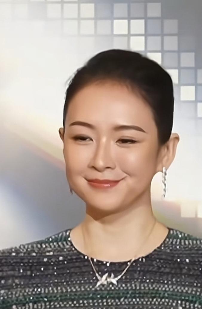 这是章子怡，抱歉，第一眼认成了周海媚，然后又觉得是曾宝仪。感觉还有点戾气，以后接