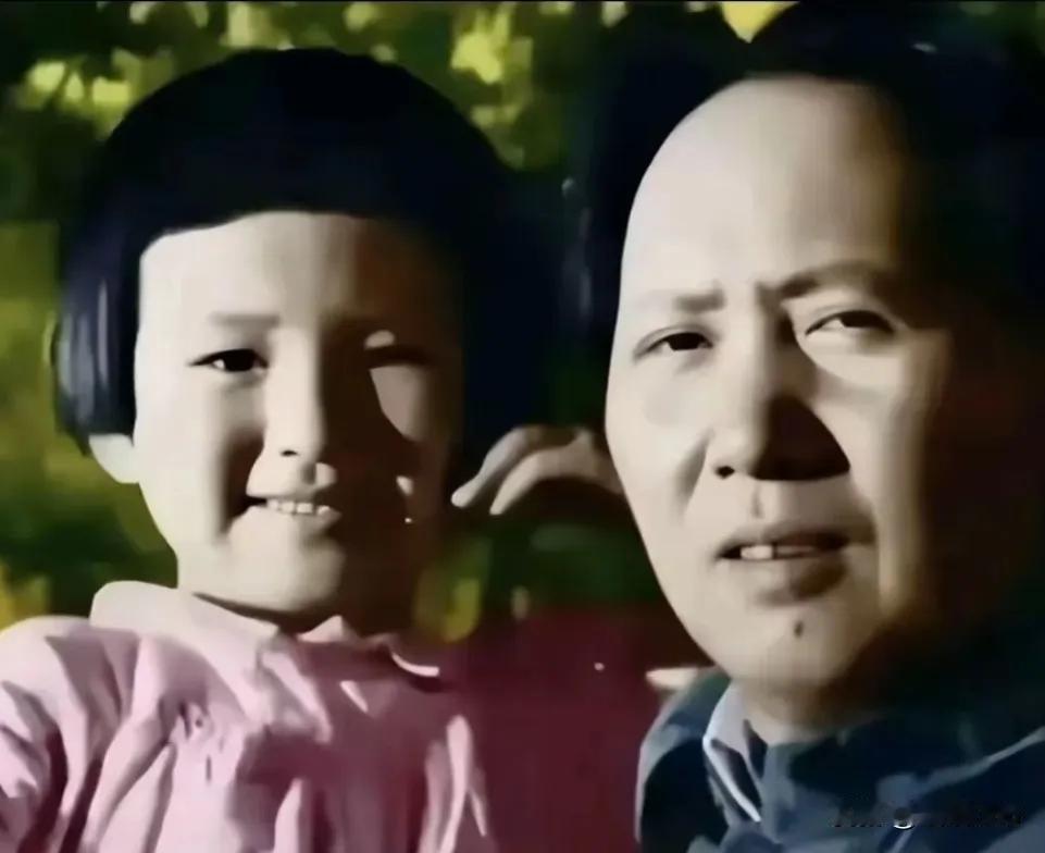 这是我们伟大领袖毛主席，抱着他的小棉袄所拍的一张合影留念。

他老人家每天处理国