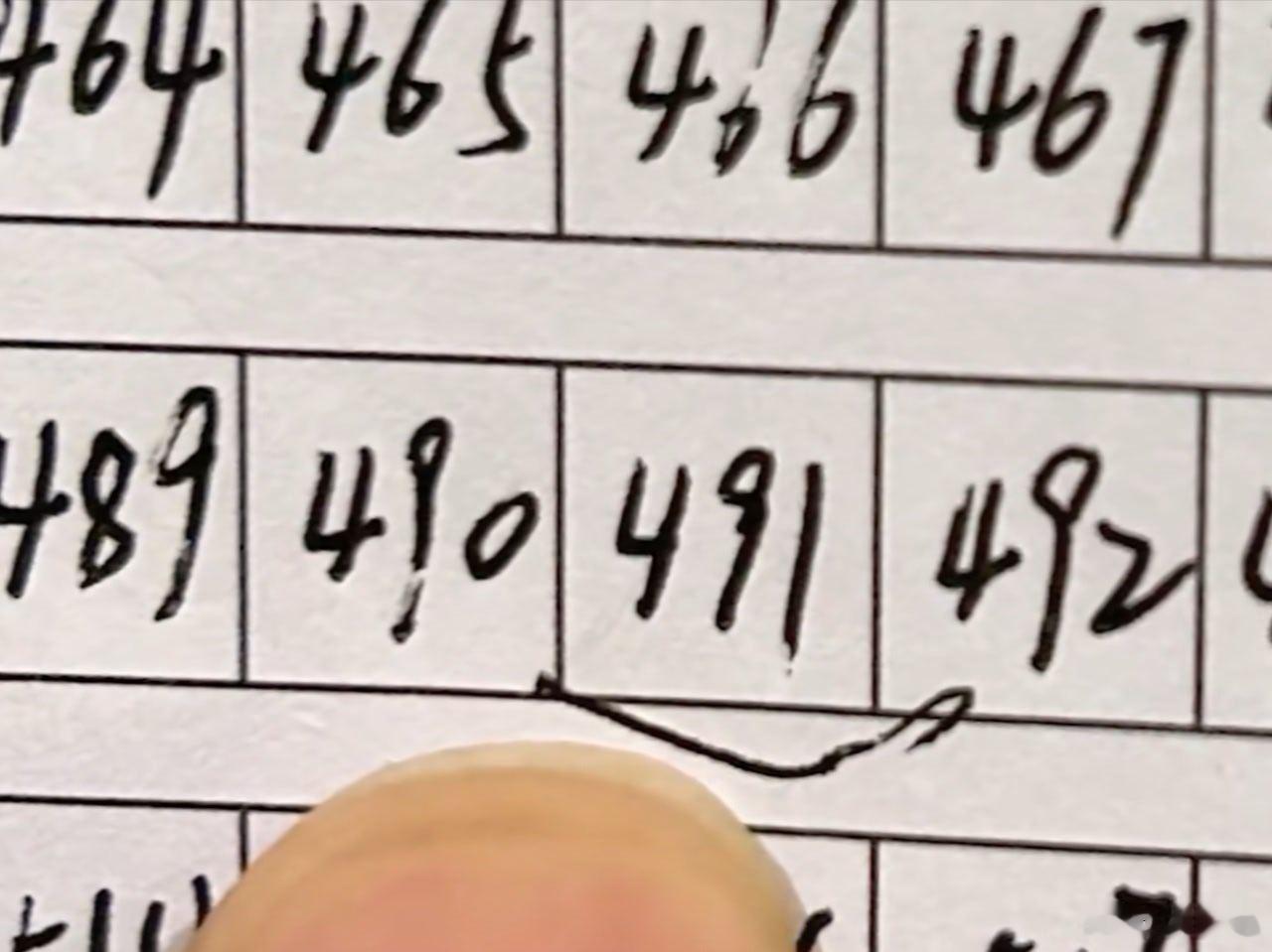 千万不要信路边的写数字挑战 之前有博主做过这类的视频，很多路人来写字，基本上很难