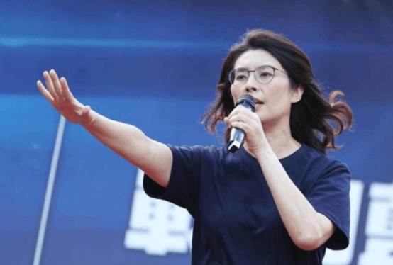 “怕就别混！告别‘亲美’”！”郑丽文一当选就启动“战斗女神”节奏，六箭齐发，向“