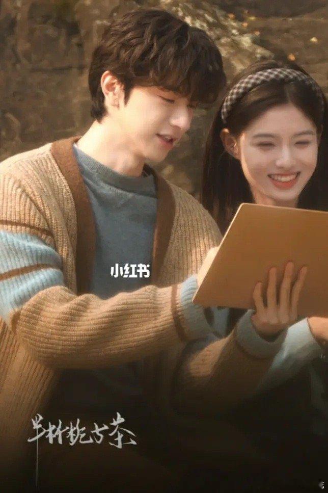 来看看艾米林一最新同框路透怎么样比开机那个大衣好太多了吧！ 