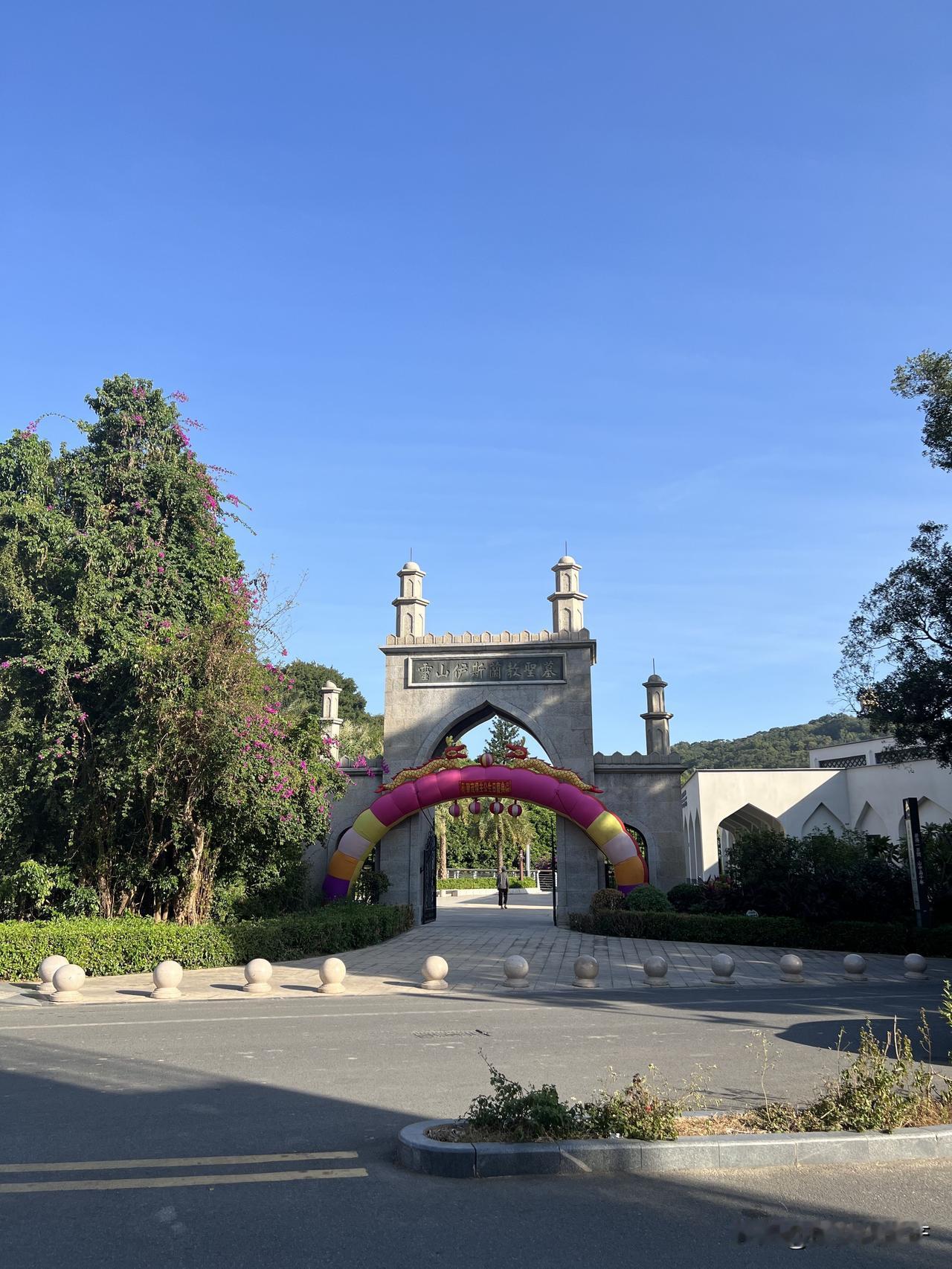 泉州市丰泽区灵山南坡有一座Yisilan教圣墓，据说墓主人是两位圣徒。是我国现存