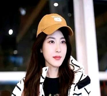 羽绒服别再裹成粽子了。

曾黎把卫衣塞进oversize羽绒里，居然不肿还显贵，