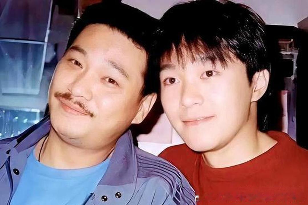 吴孟达儿子吴韦伦出演周星驰电影中父亲没演成的角色，周星驰亲自给他讲戏，教他走位、