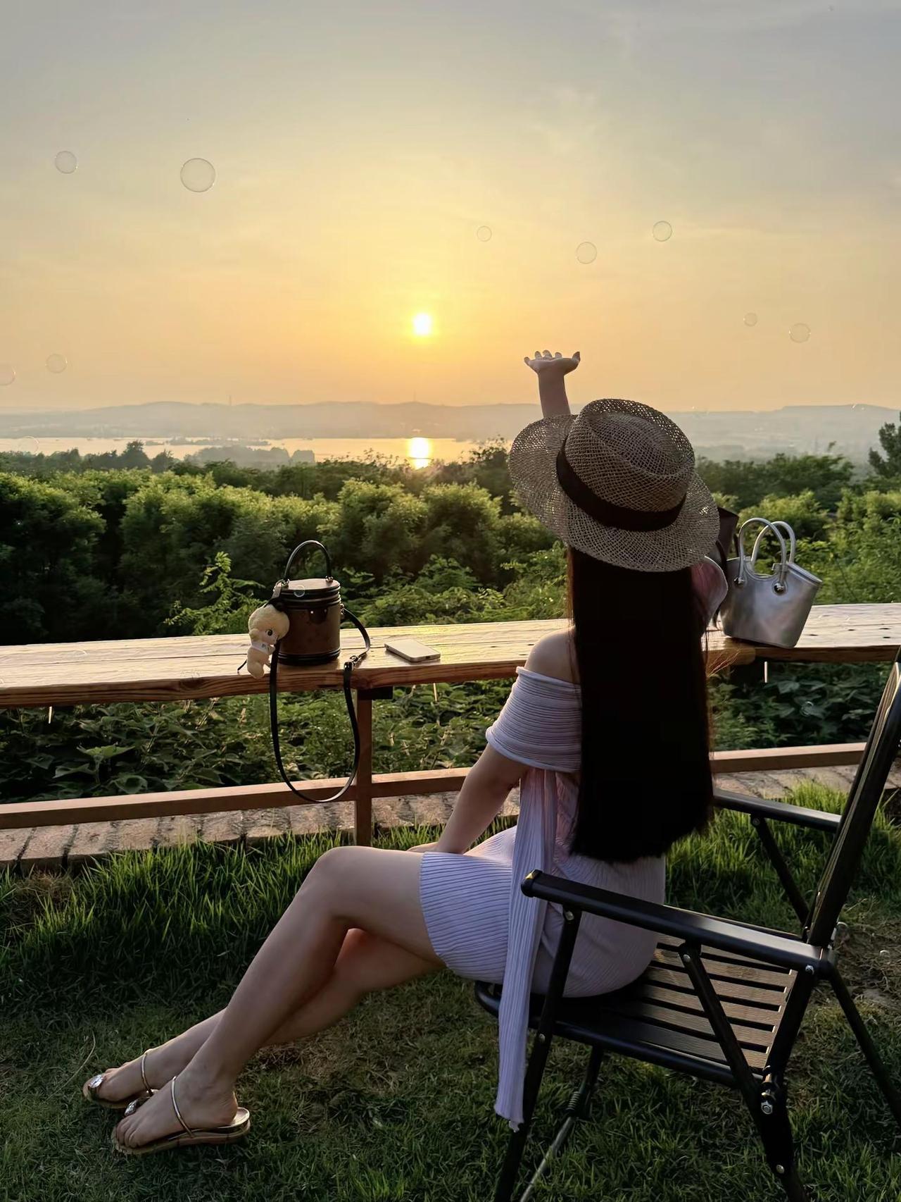 秀出我的夏日户外穿搭 创作者中心 创作灵感 治愈系发呆地 夕阳下的露营地