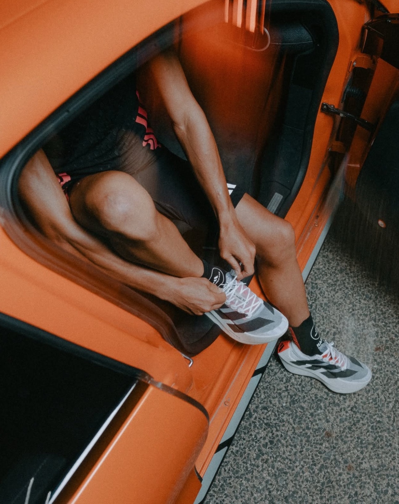 最近AMG 和 adidas 两个德国老乡动作挺多～前者刷了包括 7 天4 万公