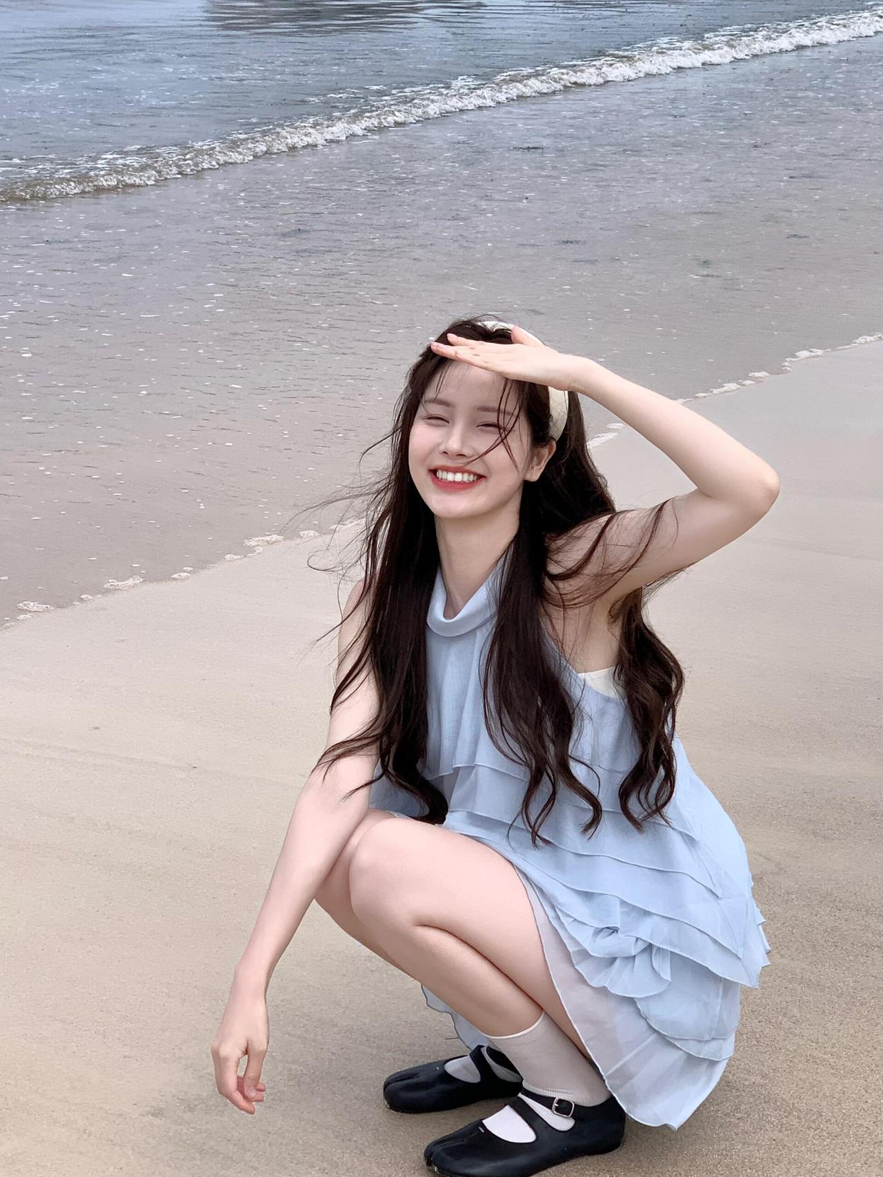 海边少女俏皮蹲