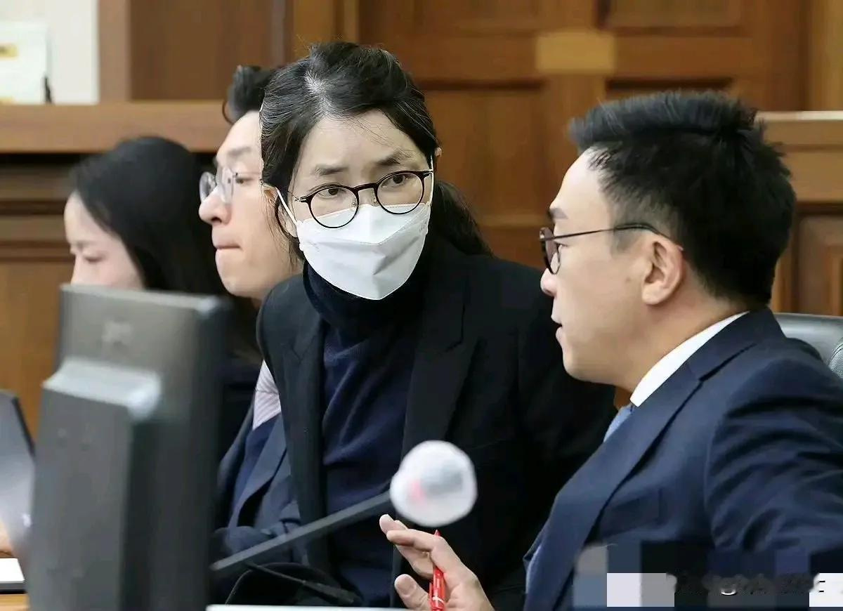 53岁金建希的真实写照，最后一次出席庭审，双腿发软，走路困难，需要有人搀扶。
许