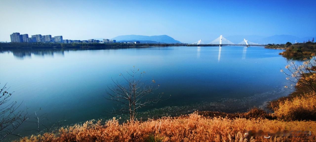 晒图笔记大赛汉江就是这样开阔，我热爱这开阔。即使在冬日也阳光普照，满眼画卷。经历