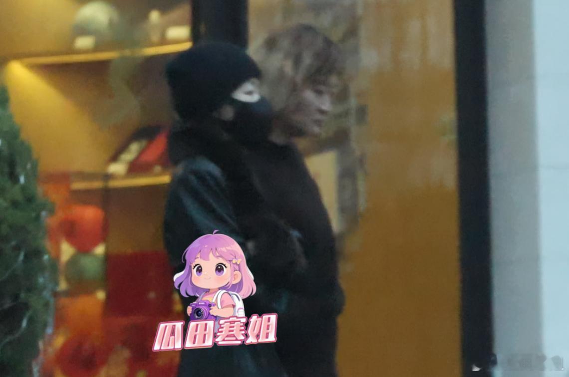 周冬雨私服品味 周冬雨私服审美是不是下降了？头戴毛线帽口罩，身穿毛领皮大衣和朋友