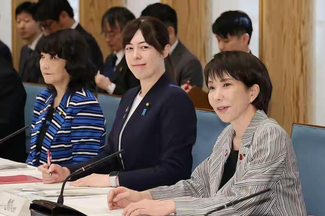 中方禁止两用物项对日出口，日本很多涉及此类的厂企将会面临困境。高市早苗的强硬，会