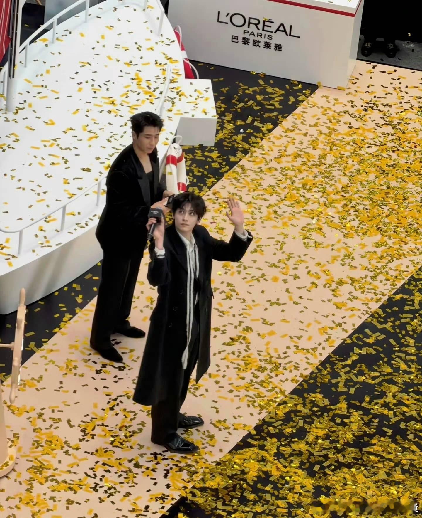 田栩宁的内娱之路开始于一场没有播出的金色雨。他失去了这场站在角落里的金色雨，然后