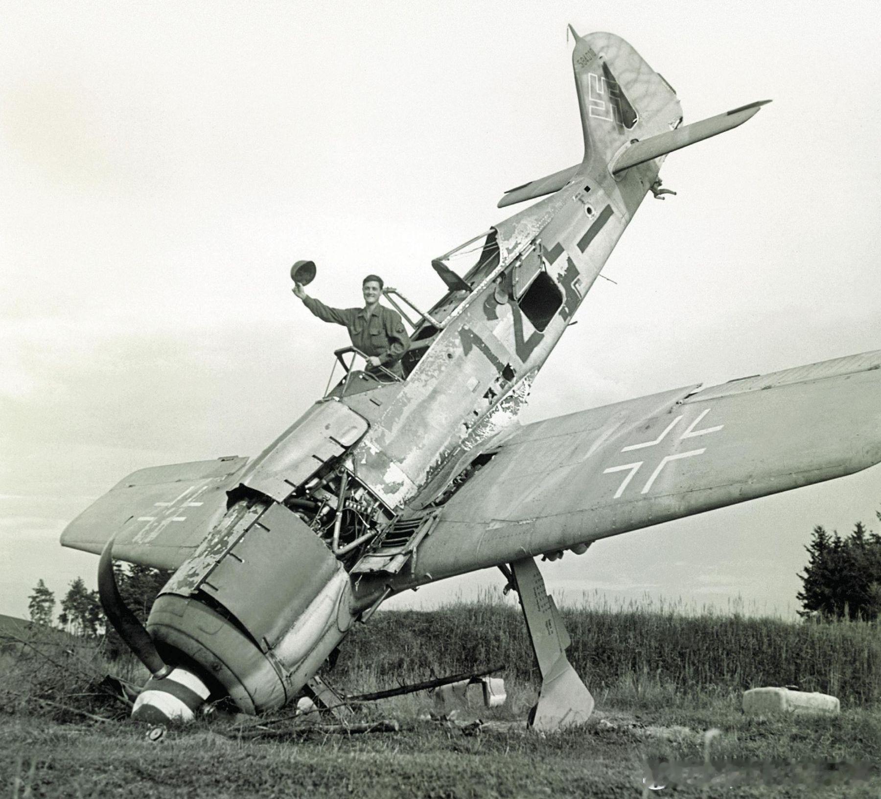 1945年7月美军士兵在巴伐利亚州一架德军废弃的FW190战斗机机舱内军事历史全