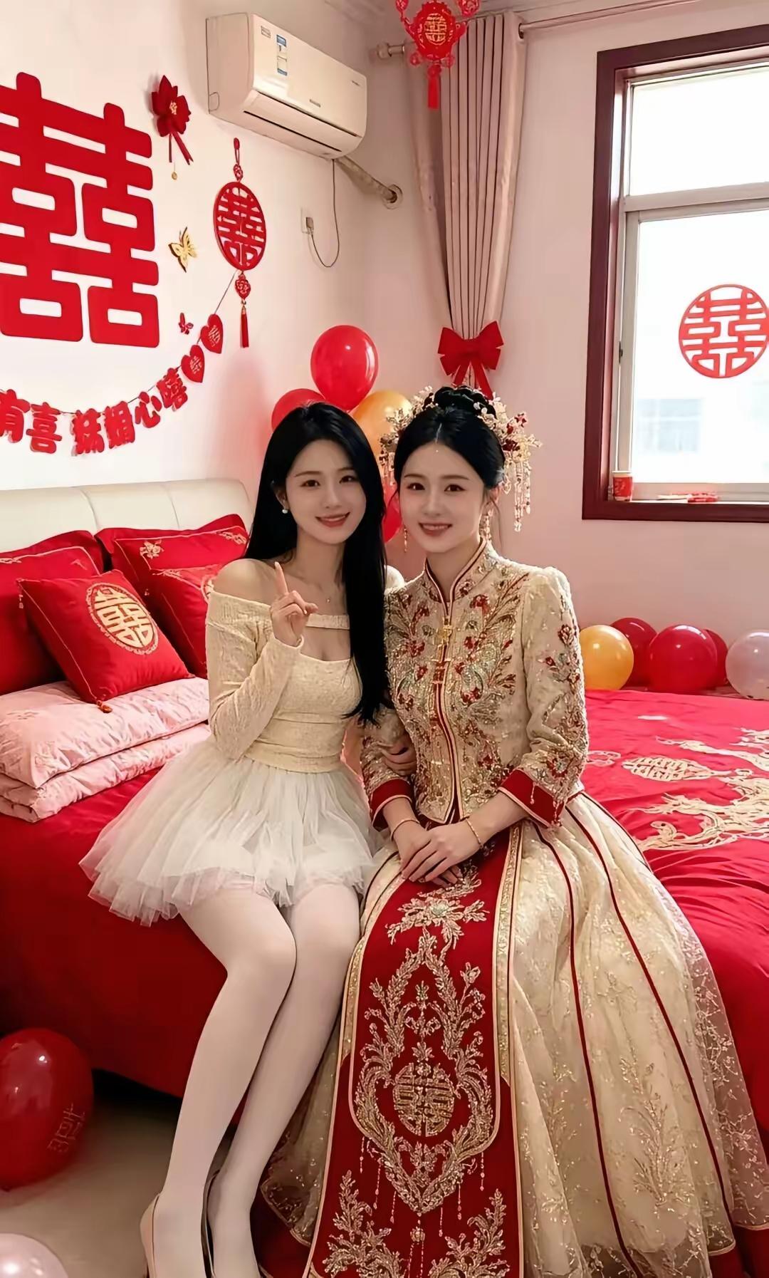 新娘坐婚床，
闺蜜伴身旁。
姐妹情深重，
拍照永珍藏。