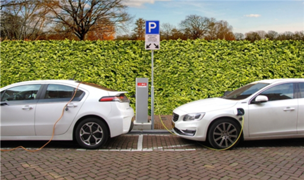 近期公共充电桩电价普遍上涨，“五毛一度”的低价电逐渐消失，新能源车主充电成本显著