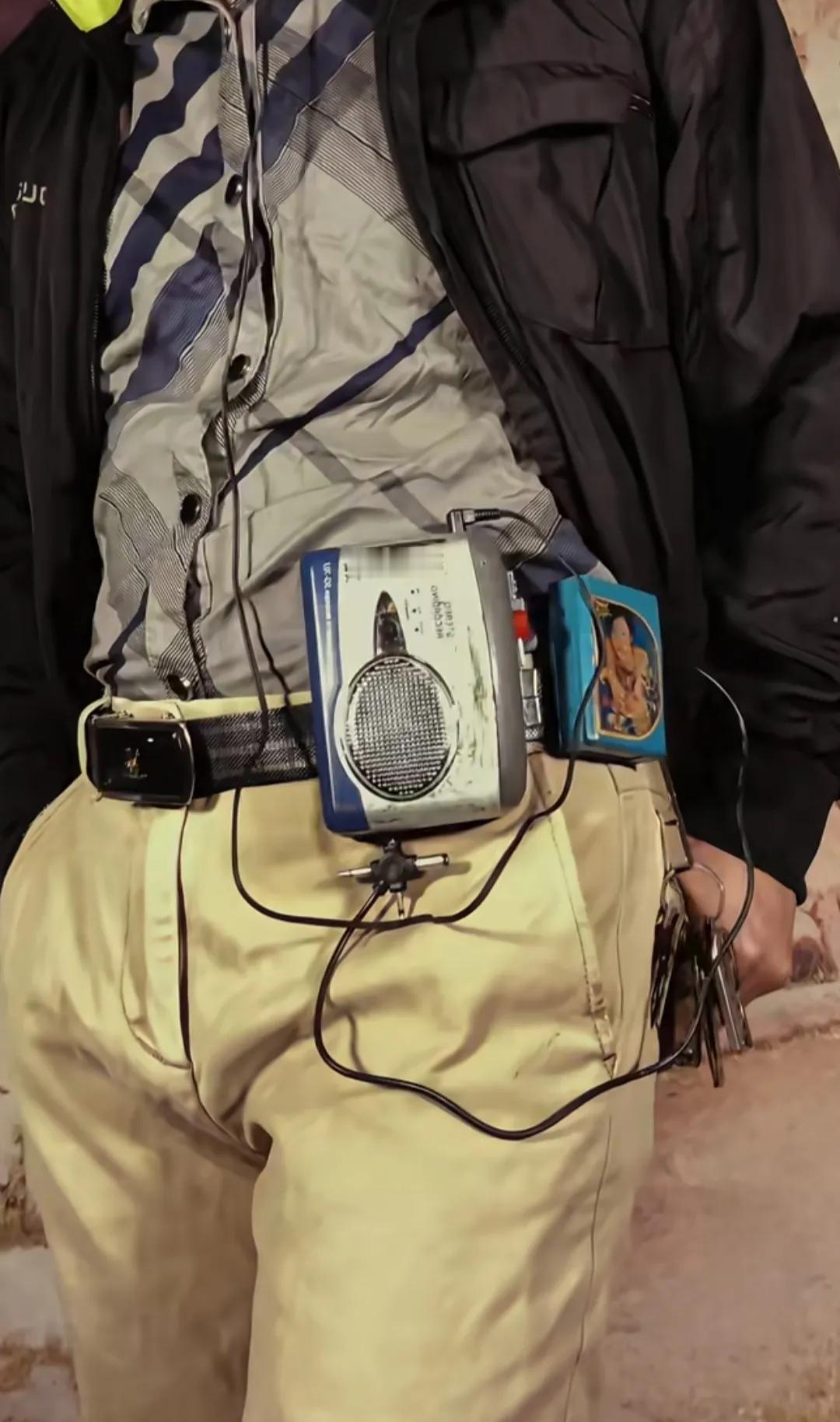 磁带随身听你拥有过吗？
当年腰间挂随身听可是时代的拉风，经历过这一幕的都已不再年