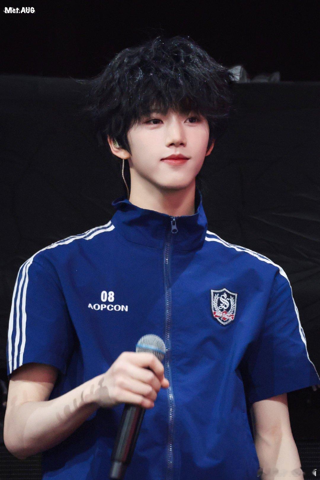 张函瑞空降给粉丝唱歌又美萌又宠粉好宝宝 