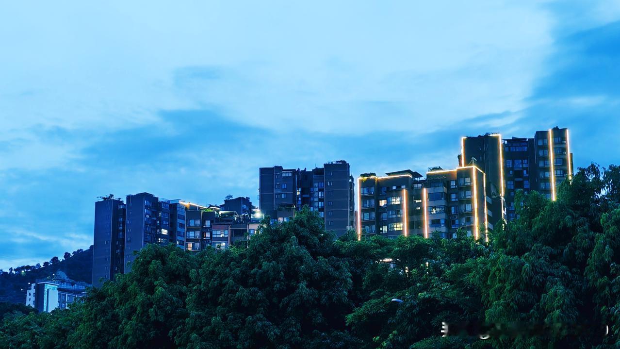 城市天际线在夜晚被灯光点缀，真的是完全看观景位出片的体验。
之前总觉得夜景榜单比