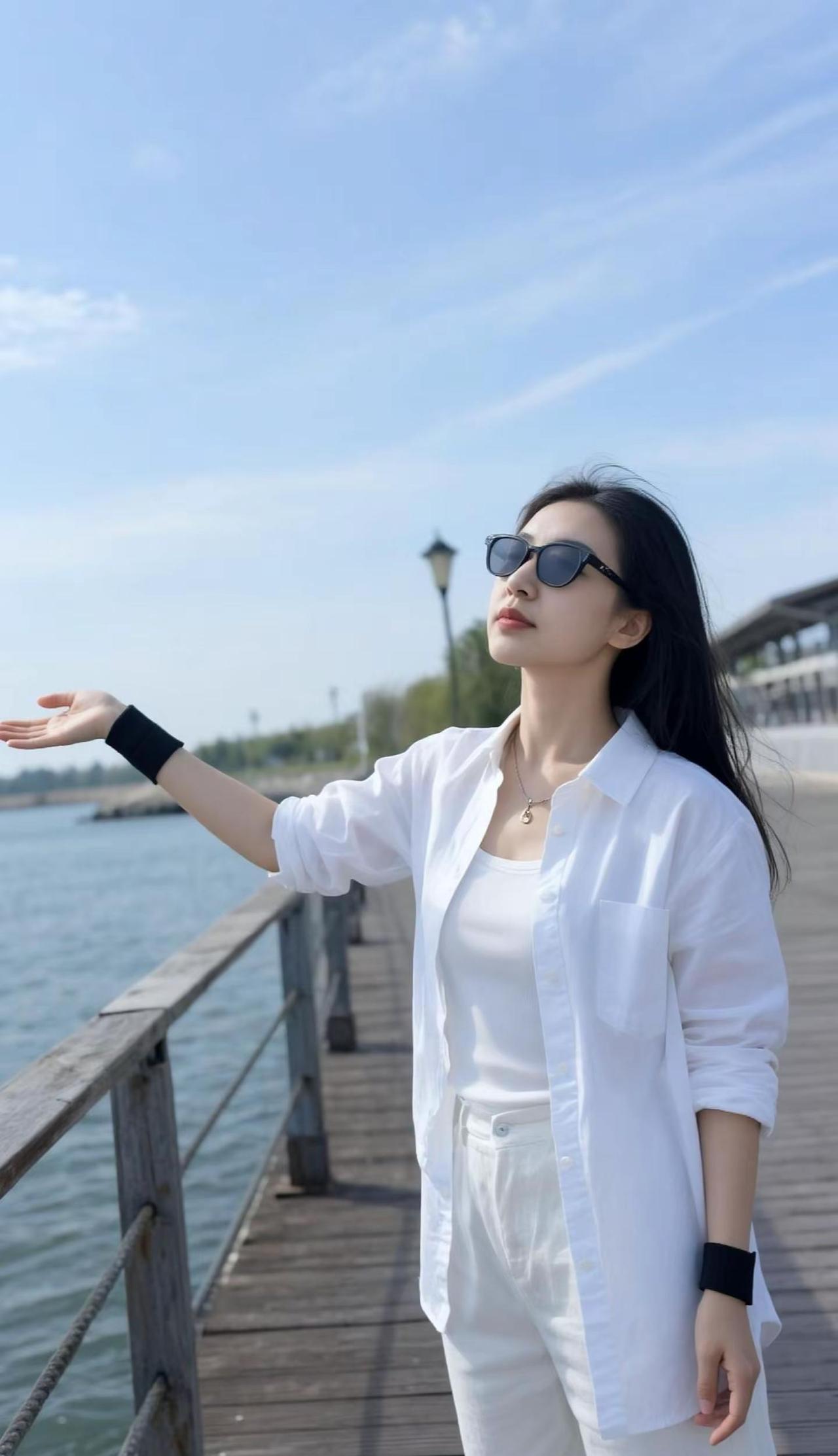 AI湖畔生活照 随变ai随便玩 海边白衬衫穿搭女人必须要有一件白衬衫 永远为海边