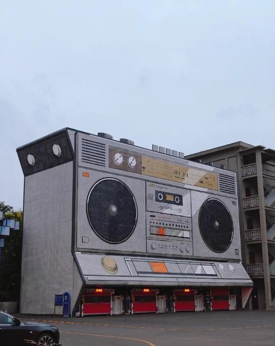 泰安的大收音机录音机磁带机～ 📻
泰安工人文化宫街区更新，磁带机是立体停车场