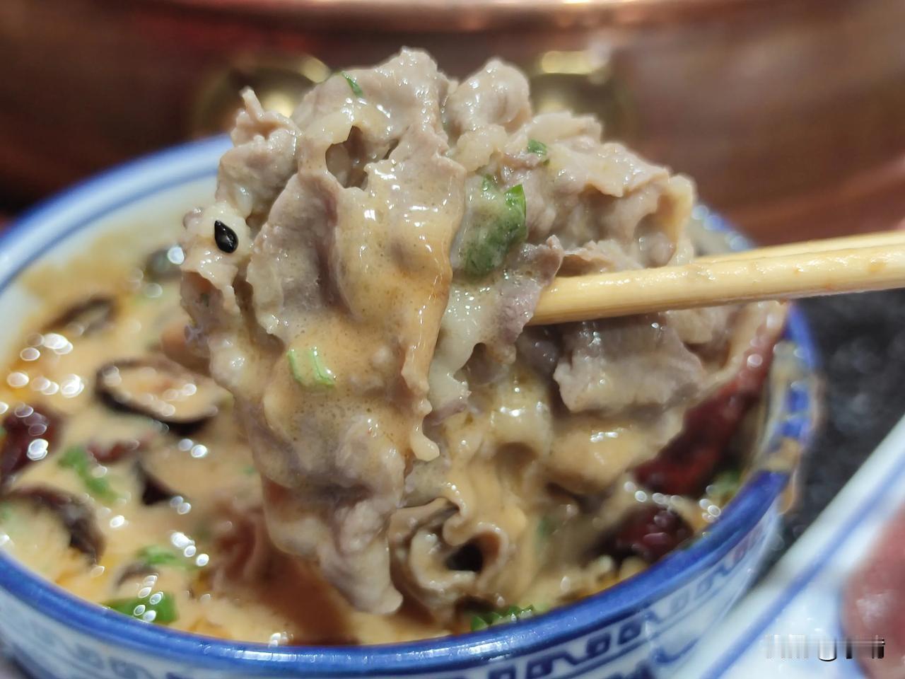 天气冷了，带娃在家门口吃个涮羊肉
这家涮羊肉主要是现切的鲜羊肉，肉的品质确实不错