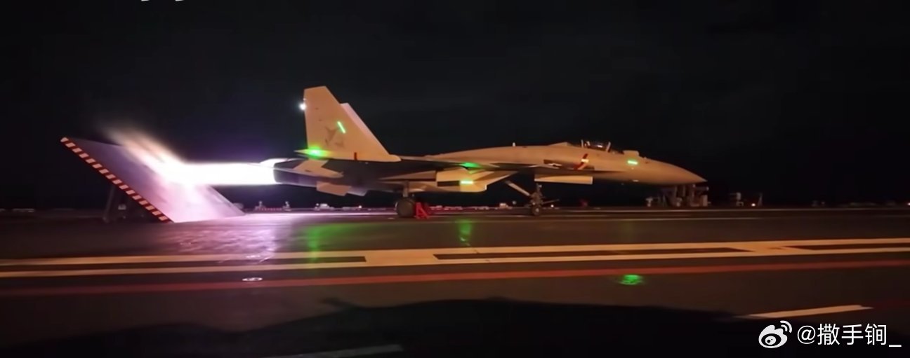 歼-15T夜间起飞 