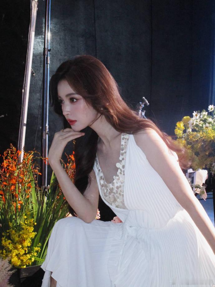 娜扎这波让我来发娜扎的亮片白裙造型无可挑剔✨，白色的裙身清新又大方，亮片元素增添