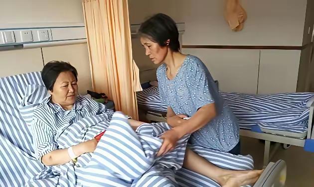 浙江28岁女孩车祸昏迷，亲生父母狠心离开，48岁护工拿儿子结婚钱救她，20年后她