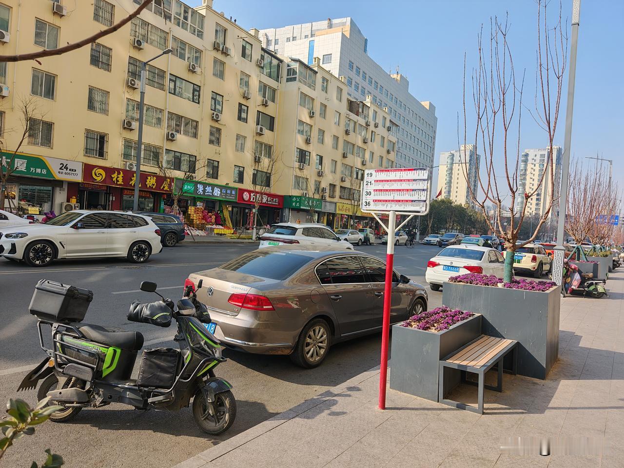 将车停靠在公交站台下，到门市买点东西，虽然时间不长，但也应考虑一下公交车的感受！