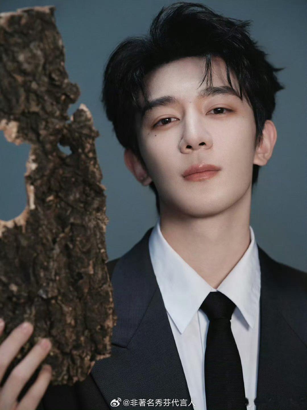 夏之光突然杀出一张帅脸完全把帅气拉满了呀，好喜欢。 