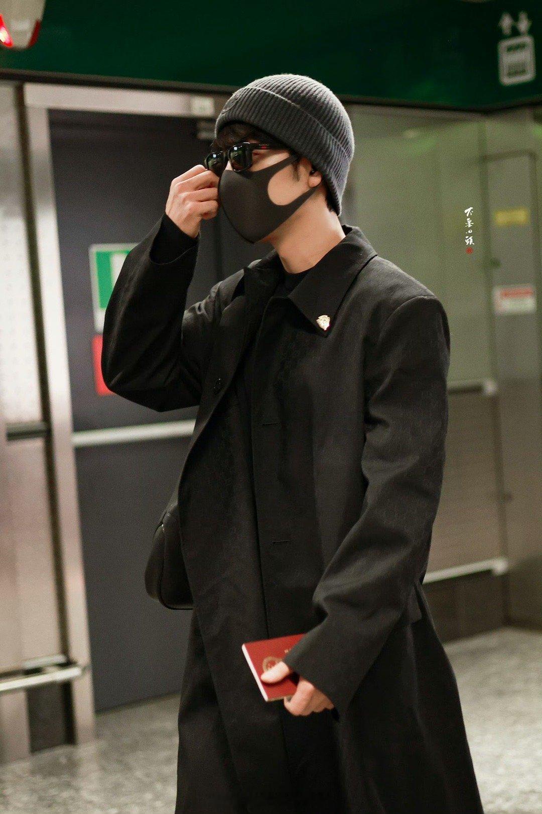 真神降临米兰肖战平底鞋肖战把机场走成秀场了