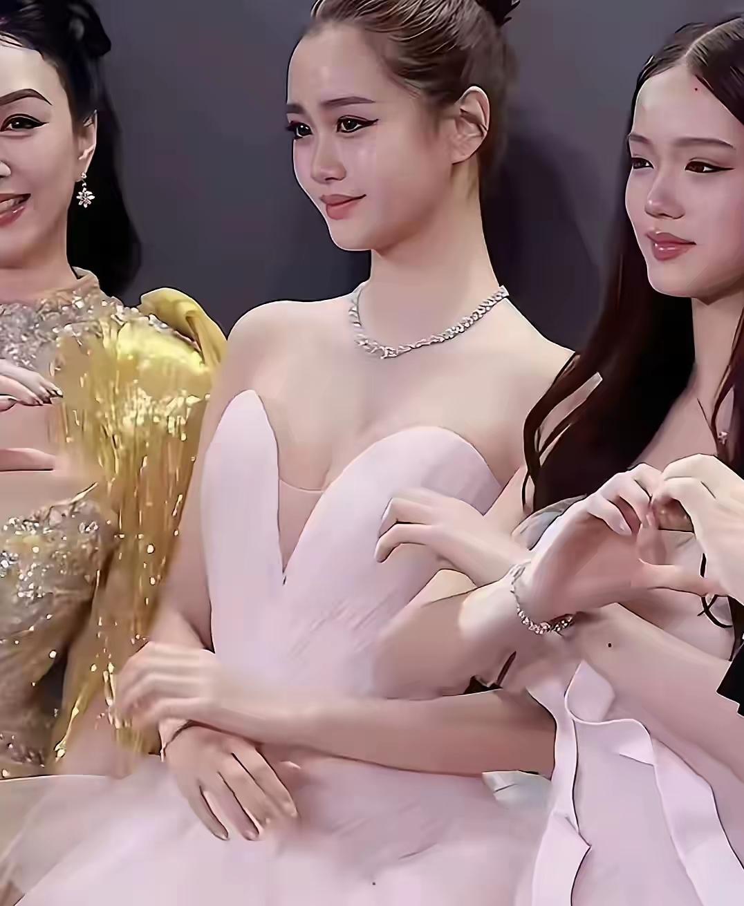 两个女儿，谁更像妈妈？钟丽缇50几岁，依旧端庄华贵！