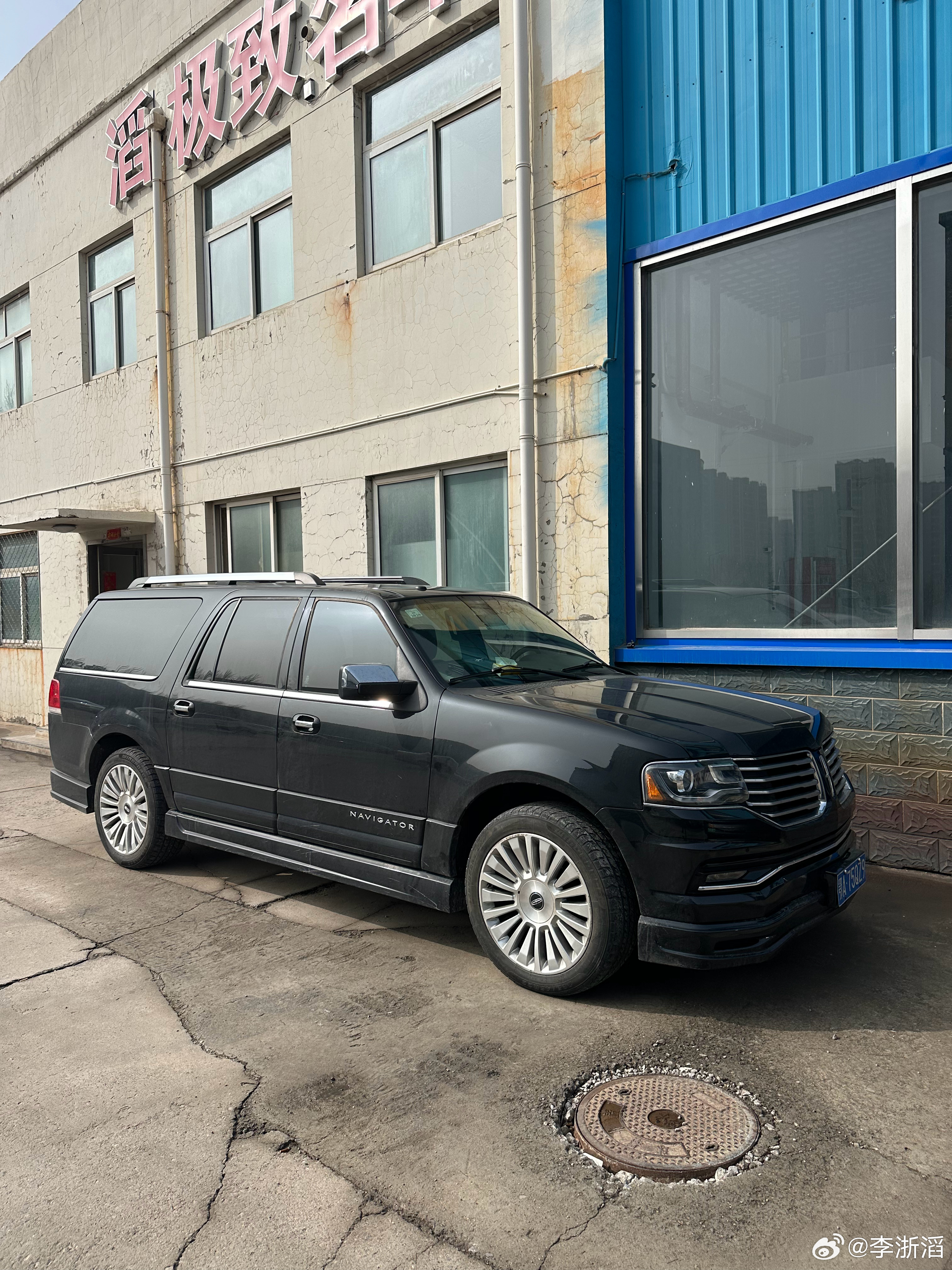 黑色的霸气 白色的优雅 吸睛你们说就这样黑色卖还是改个白色自己玩玩这不是正好原车