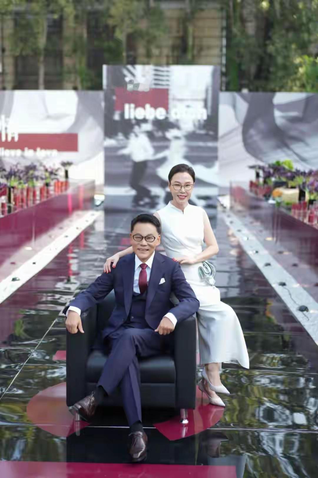 💒李国庆婚礼现场直击！新娘两套造型美到窒息，这才是爱情最好的样子啊～💖

