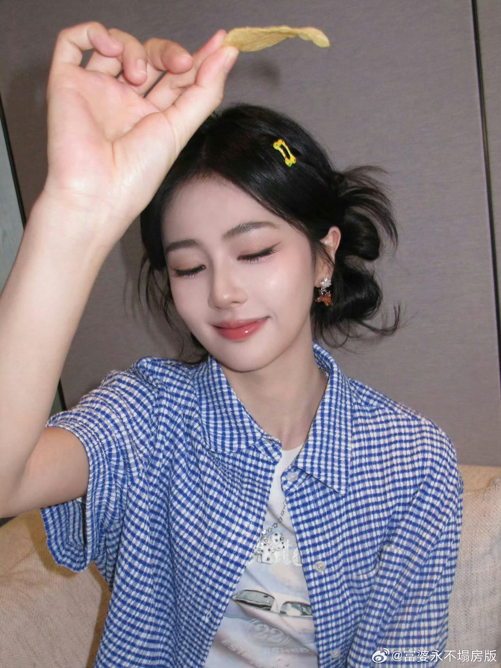 这个造型好灵动，炸毛的小揪揪软乎乎的，一下子就想起阿妩了白鹿奔跑吧造型梦回阿妩 