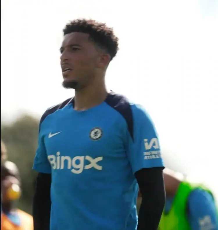 切尔西更新社媒动态，晒出桑乔首次参加球队训练的视频。桑乔夏窗以先租后买的方式从曼