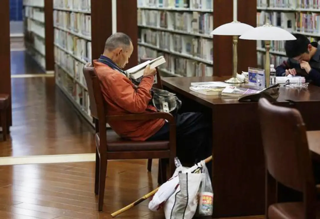 【杭州图书馆回应“流浪汉进馆读书”：无法拒绝，但您有权离开】今天最暖心的回应！近