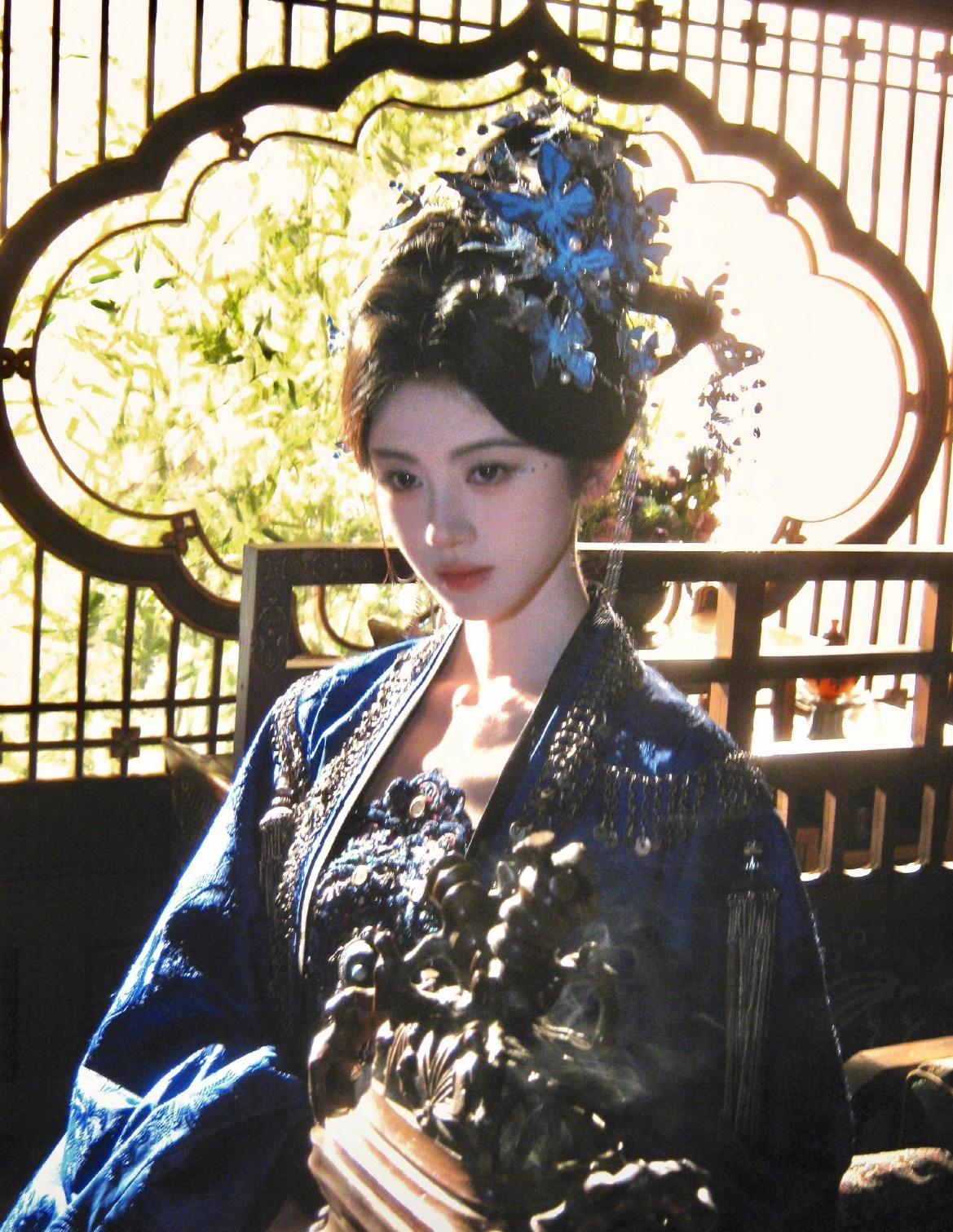 鞠婧祎万花世界美成AI！伟大的蝴蝶塑🦋，她真的在发光✨ 鞠婧祎蓝蝴蝶造型鞠婧祎