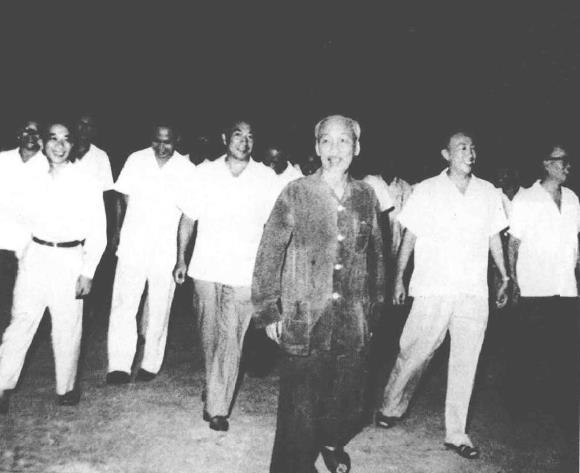 1965年9月5日，越南胡志明主席(左9)、范文同总理(左4)等亲切接见援越作战