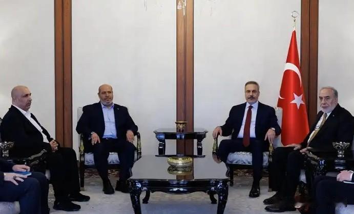 【哈马斯称以色列持续打击加沙 阻碍和平计划推进】当地时间24日，土耳其外交部长费