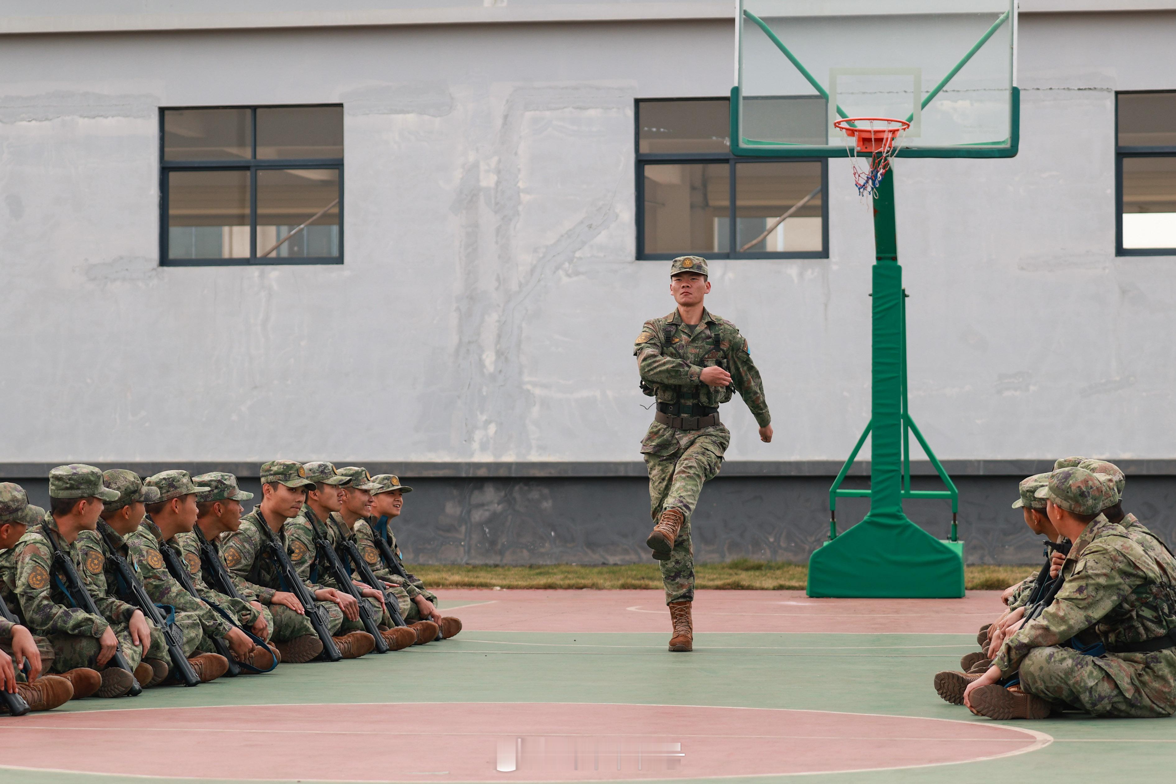【淬火成钢！新年度新兵岗前集训圆满收官】近日，空军某部组织开展新兵集训。此次集训
