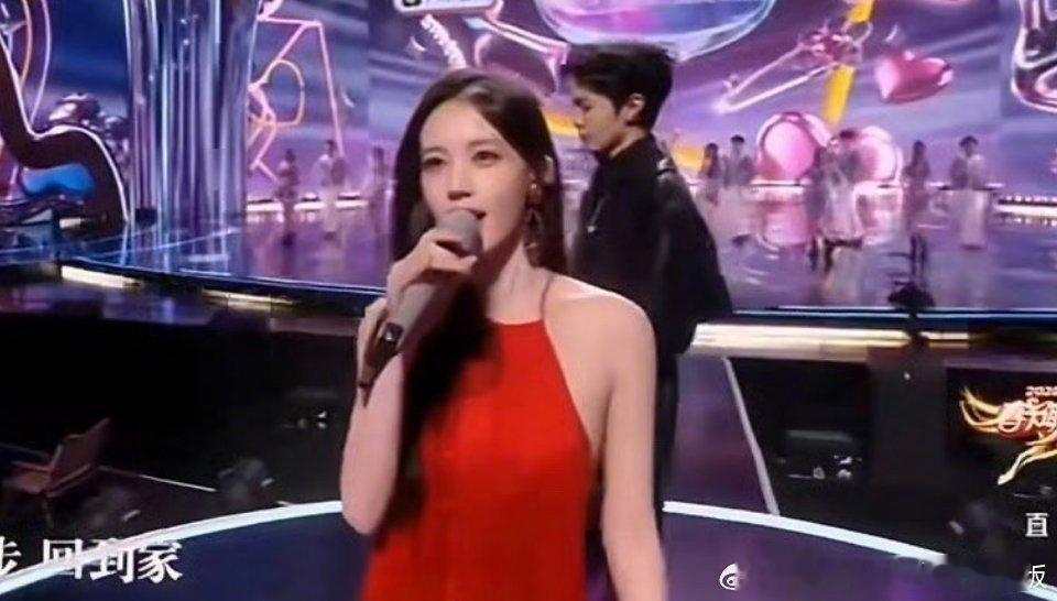 李一桐在湖南卫视2026年小年夜春晚表演中，因合唱环节歌声先于举话筒动作而引发假