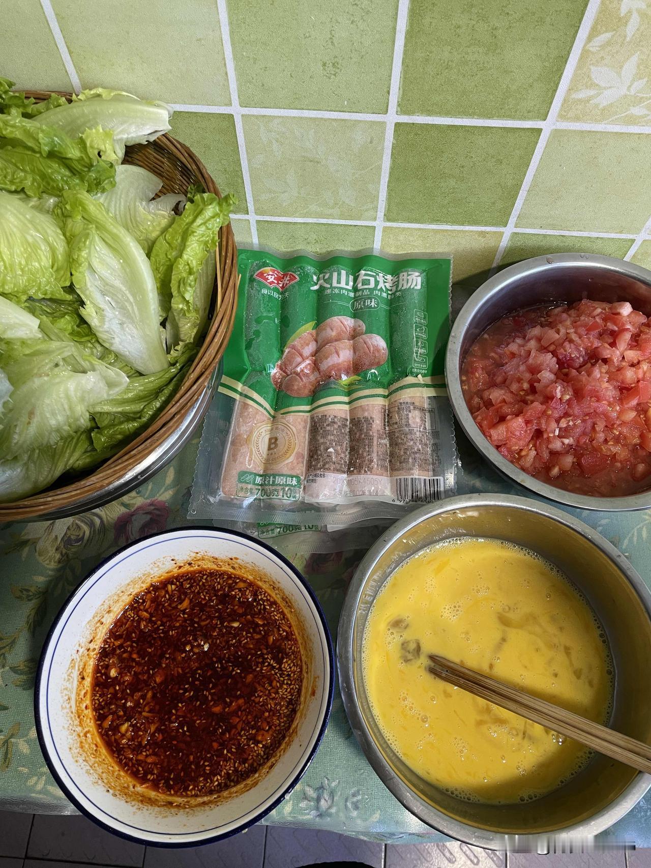 高三的书桌依旧伏案满座
我的灶台也依旧温热不休
加油你们[耶][耶]